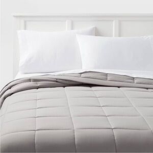 🆕 - Room Essentials Quilted Down Alternative Blanket. Size: Twin/Twin XL